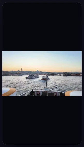 TikTok’ta görünüm benzetimi, Doğrudan: yatay video dikey karenin ortasında ince bir şerit, üstü ve altı siyah bant