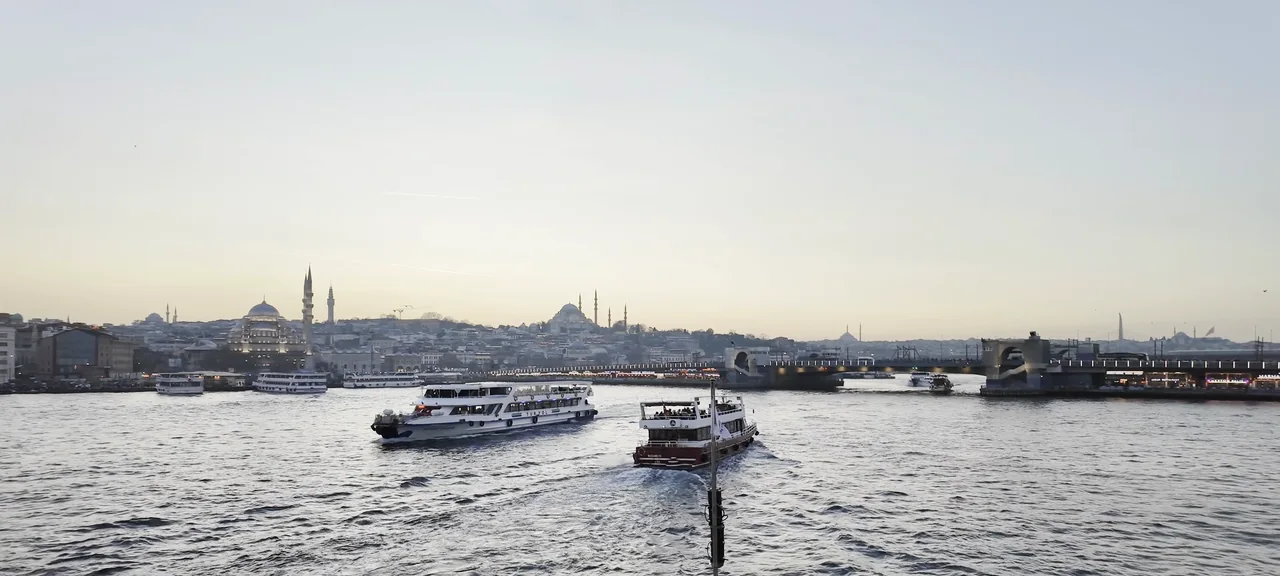 HDR’yi tanımayan bir programın soluk benzetimi: gökyüzü ve deniz gri, renkler soluk