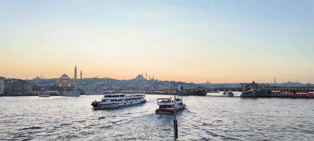 Nexum Video ile: turuncu gün batımı, mavi gökyüzü, canlı renkler