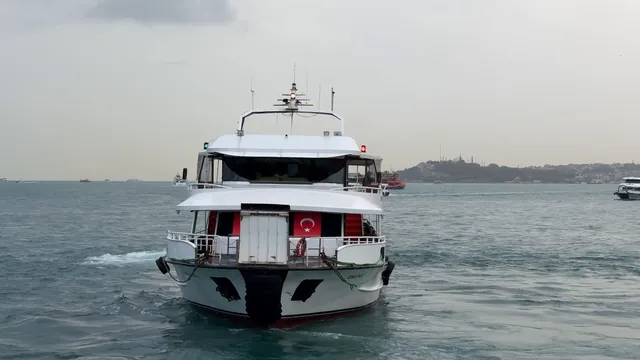 Yatay (16:9) kaynak kare: Boğaz’da yaklaşan bir vapur