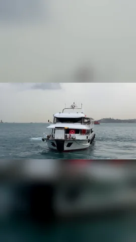 Bulanık kadraj: vapur dikey karenin ortasında, üstü ve altı videonun bulanık kopyasıyla dolu