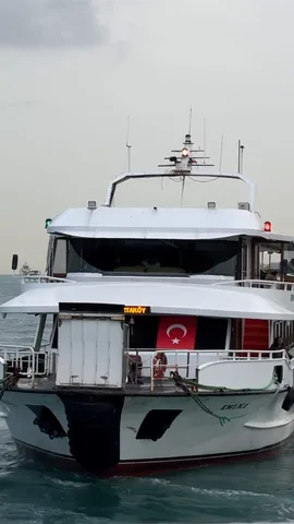 Doldur kadrajı: vapur dikey kareyi dolduracak biçimde yanlardan kırpılmış
